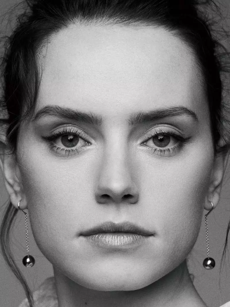 Daisy Ridley is gereed vir haar nabyskoot en pronk met gevleuelde oogomlyner