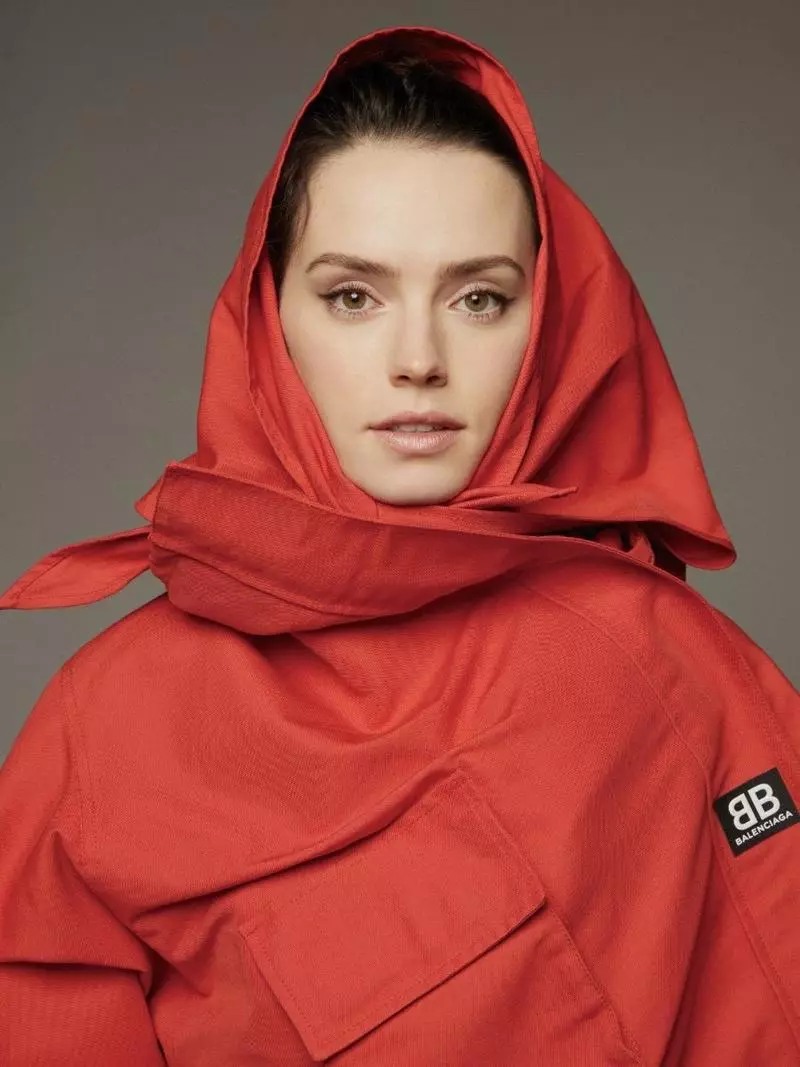 Herečka Daisy Ridley pózuje v červenom kabáte Balenciaga