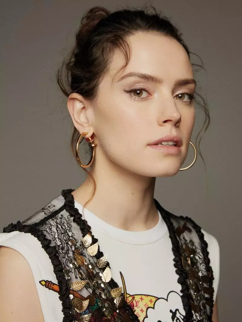 Daisy Ridley Portas Mojn Antaŭajn Rigardojn en Grazia Ĉinio