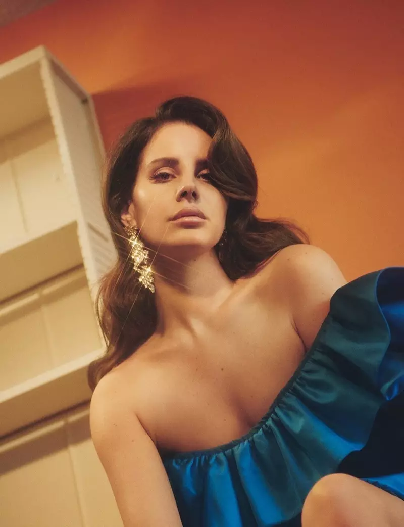 Kuzunguza ibitugu, Lana Del Rey yerekana Gucci silk asimmetrical imyenda hamwe na Saint Laurent impeta za kristu