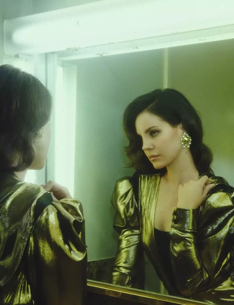 Lana Del Rey yifotoje yambaye imyenda ya zahabu ya Saint Laurent na Louise Ferdinando