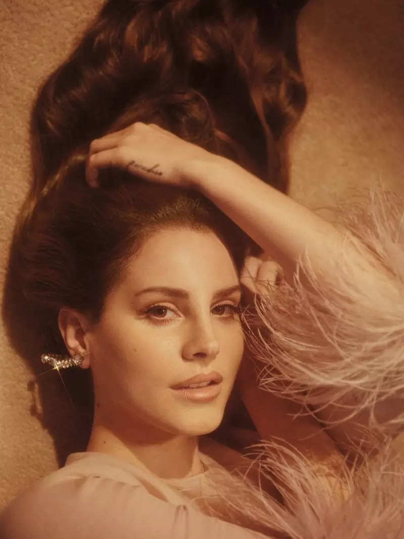 Lana Del Rey se ve más que hermosa en la revista Dazed