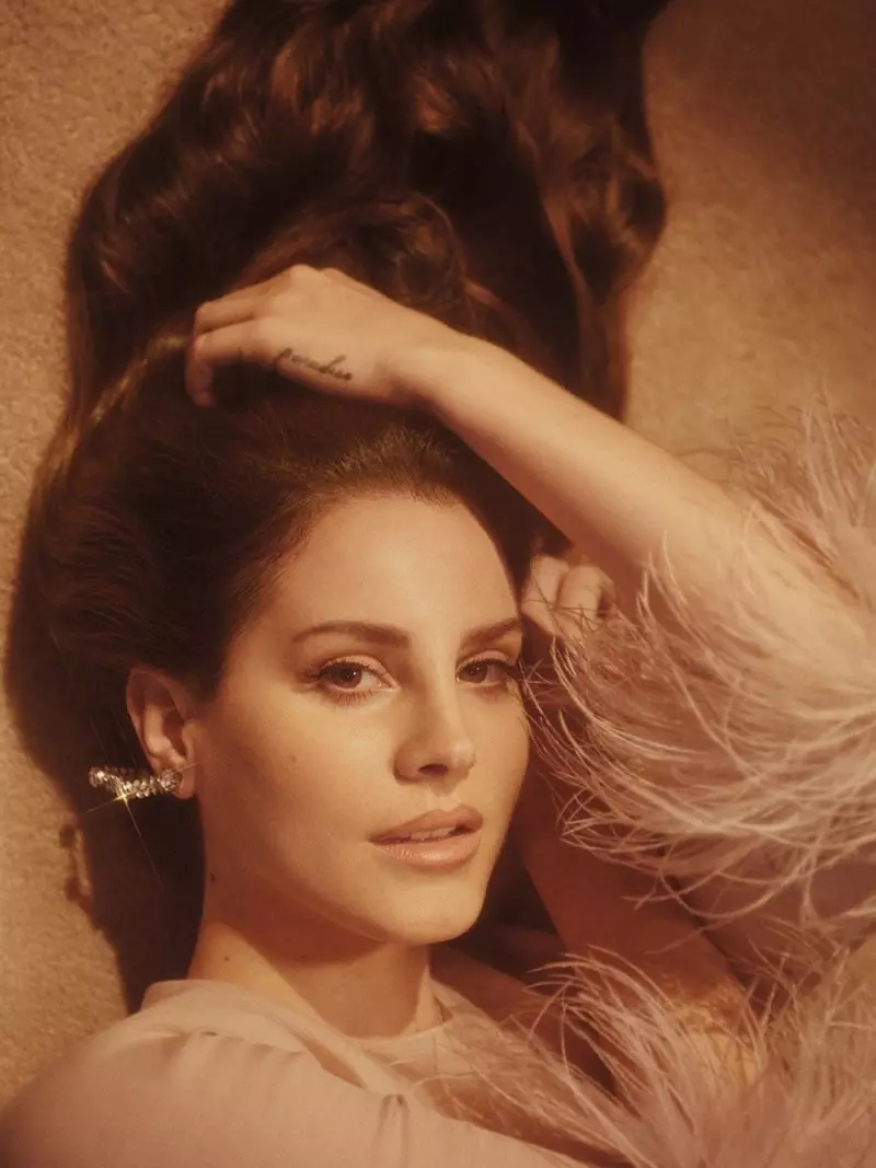 Urebye ultra-glam, Lana Del Rey yifotoje muri Prada chiffon hamwe na ostrich yambaye amababa ya Gillian Horsup.