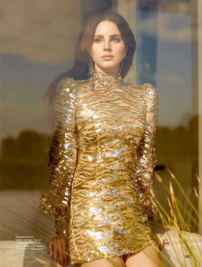 Die sangeres Lana Del Rey modelleer 'n goue Marc Jacobs sequintrok met Rodarte-oorbelle