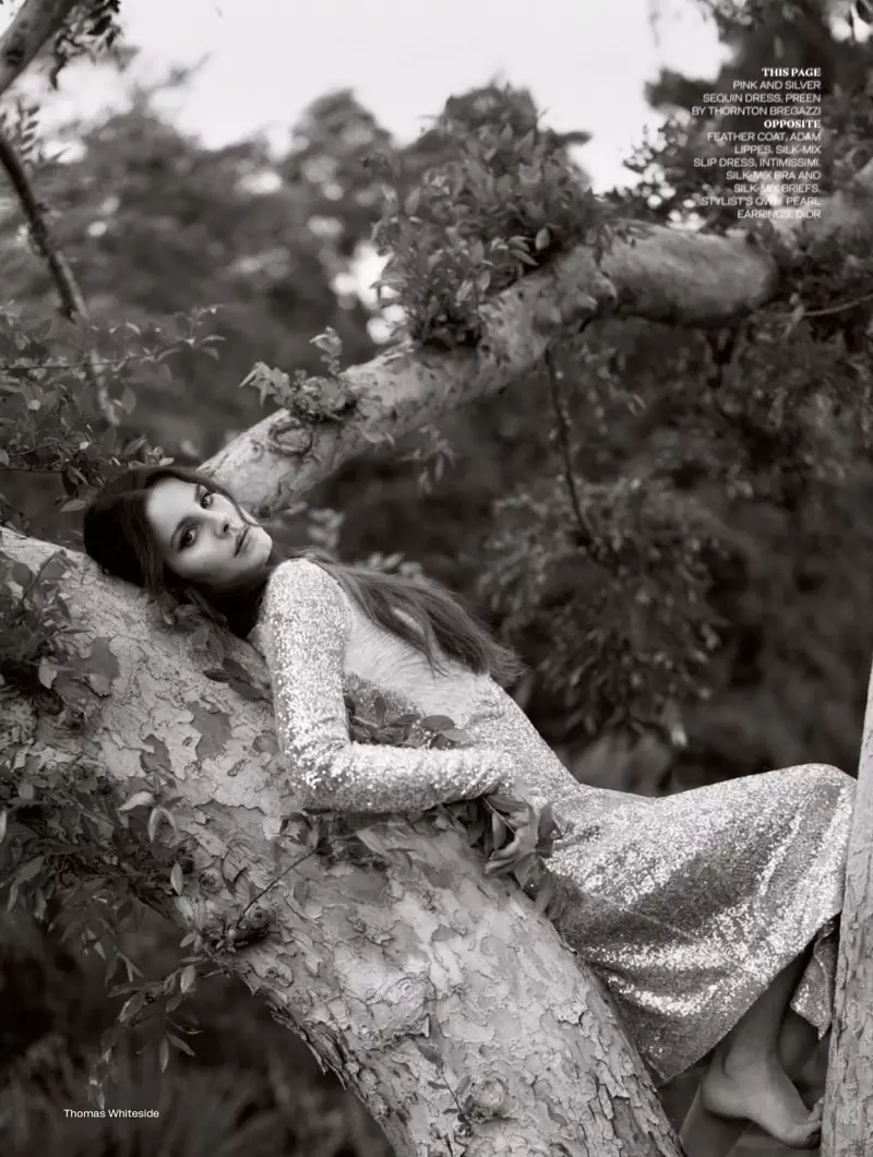 Lana Del Rey, wat in 'n boom poseer, modelleer Preen by Thornton Bregrazzi sequin-rok