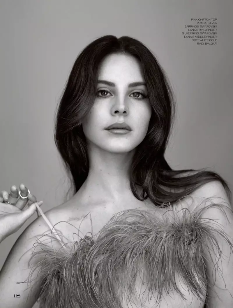 Lana Del Rey kry haar close-up en dra Prada pienk sjiffon top met vere