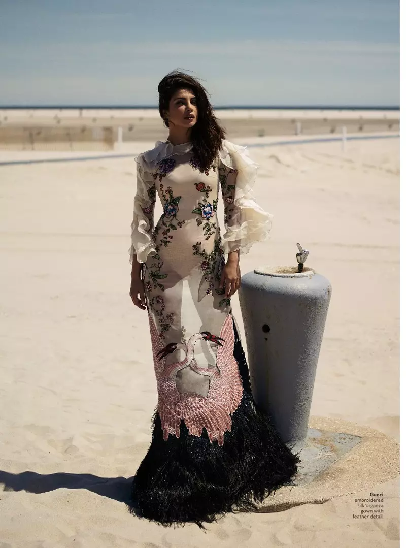 Mae Priyanka Chopra yn dal yr awel mewn ffrog frodio Gucci gyda manylion plu