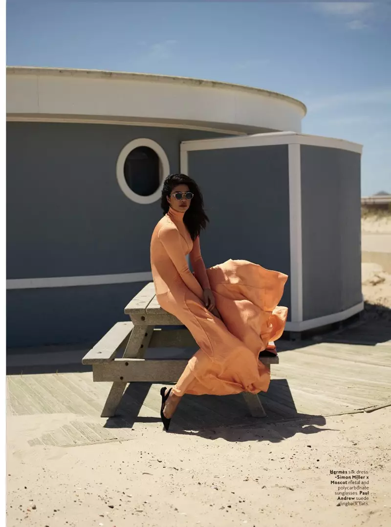 Priyanka Chopra deslumbra con un vestido de manga larga de Hermes, gafas de sol de Simon Miller x Moscot y zapatos planos de ante de Paul Andrew