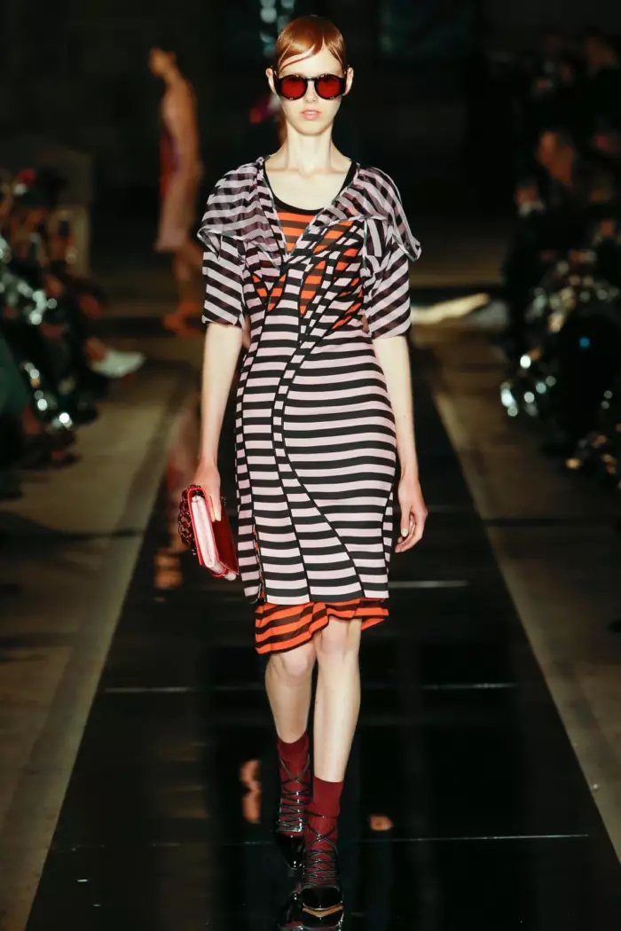 Givenchy Spring 2017: Naglalakad ang modelo sa runway sa mga layered striped dresses