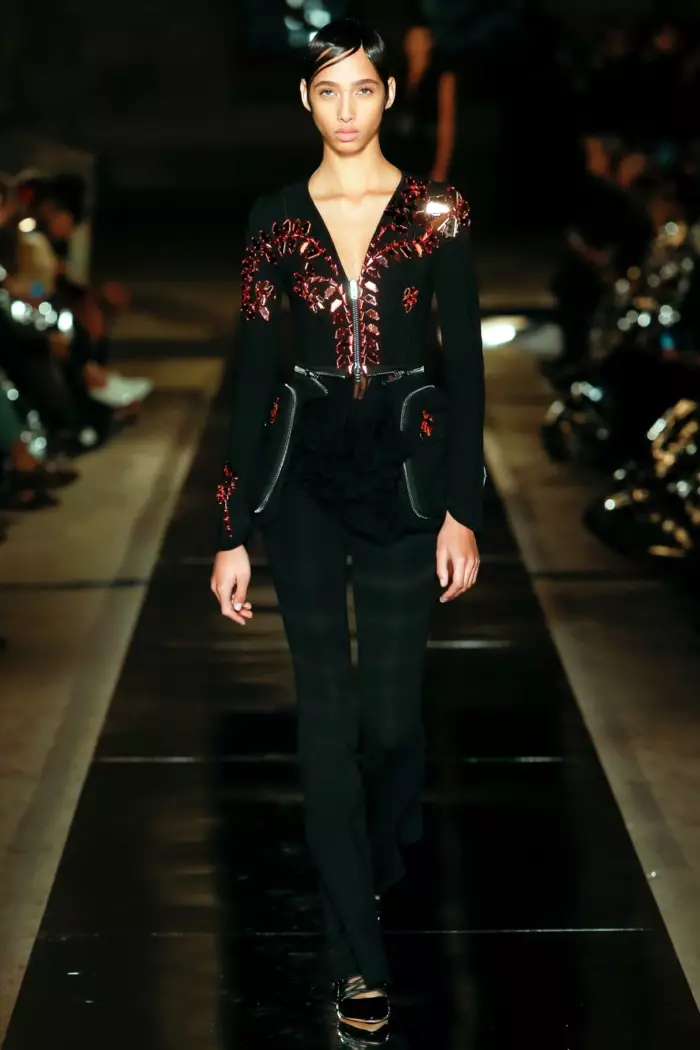 Givenchy Spring 2017: Naglalakad ang modelo sa runway sa pinalamutian na jacket sa ibabaw ng itim na pantalon