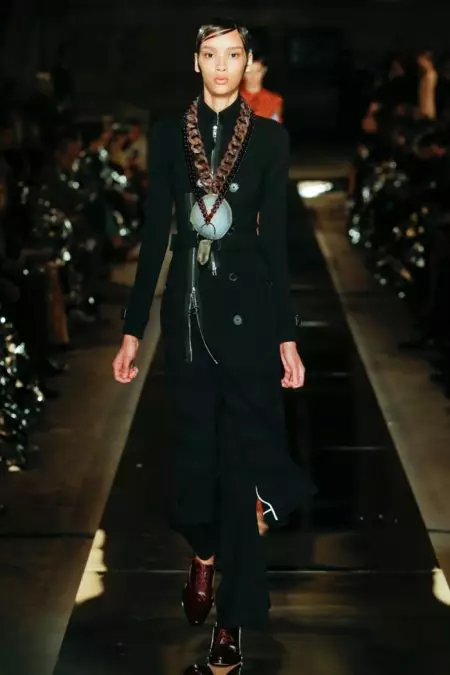 Givenchy 2017 yil bahorida tabiat va ma'naviyatni o'z zimmasiga oladi