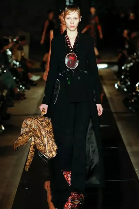 Givenchy 2017 yil bahorida tabiat va ma'naviyatni o'z zimmasiga oladi