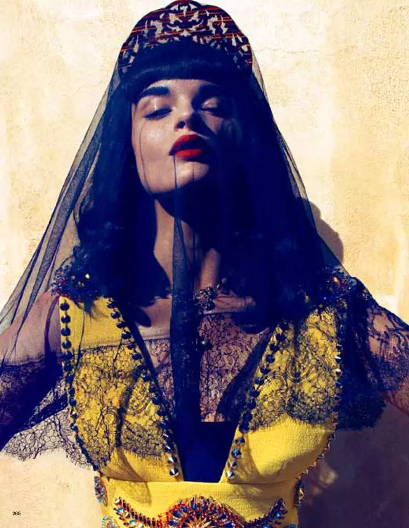 Crystal Renn by Camilla Akrans kuri Vogue Ubuyapani Kamena 2012