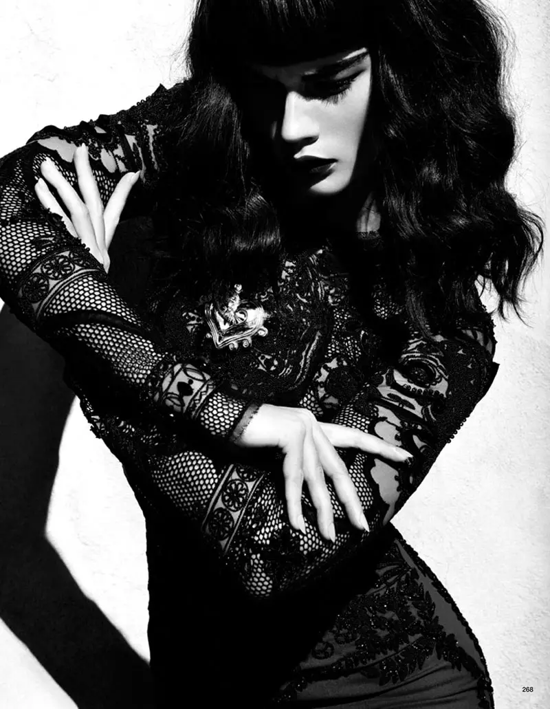 Crystal Renn ni Camilla Akras para sa Vogue Japan Hunyo 2012