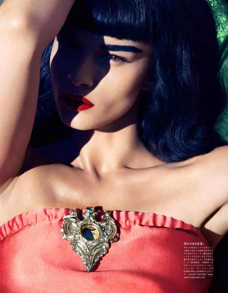 Crystal Renn nipasẹ Camilla Akrans fun Vogue Japan Okudu 2012