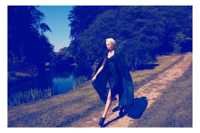 Aline Weber wolemba Camilla Akrans wa Vogue Japan Ogasiti 2011