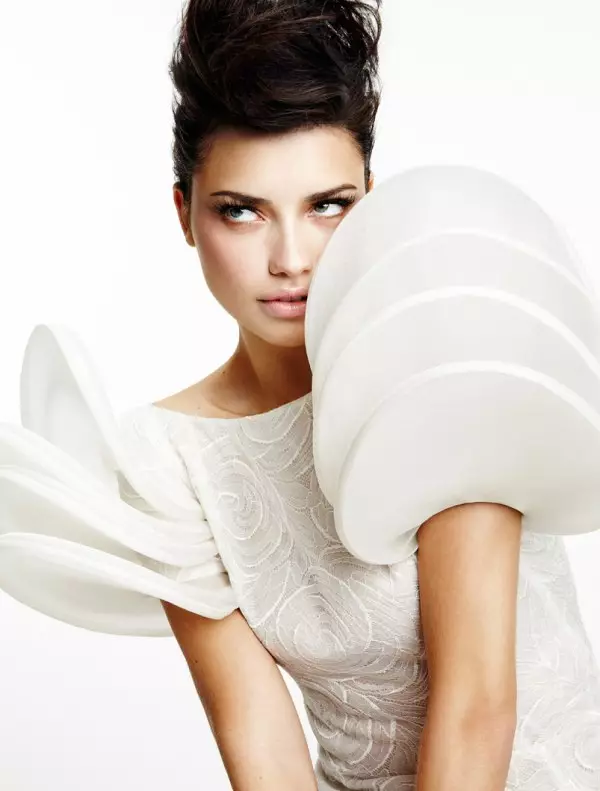 Adriana Lima para sa Vogue Brazil Pebrero 2011 ni Fabio Bartelt