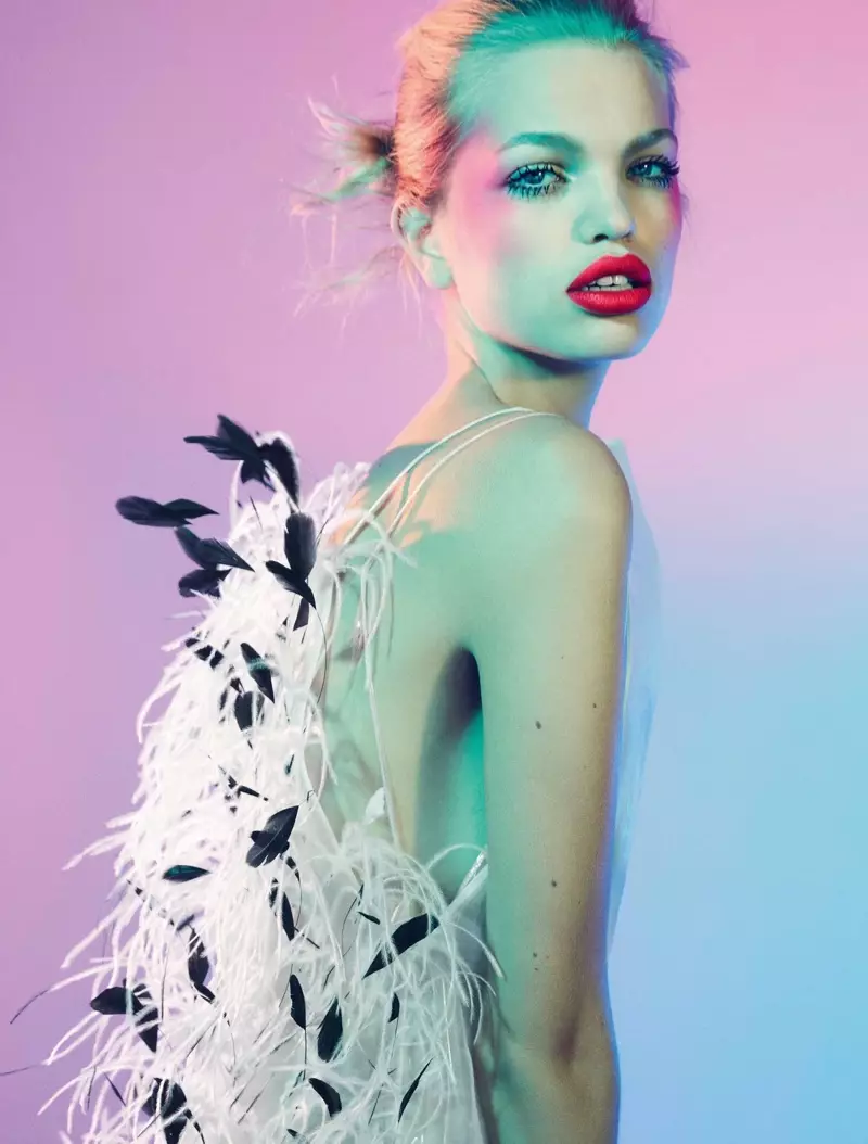 Daphne Groeneveld porte des looks de soirée dans ELLE Brésil