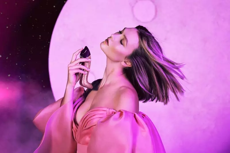 Model Karlie Kloss posiert für das Parfum Good Girl Fantastic Pink von Carolina Herrera