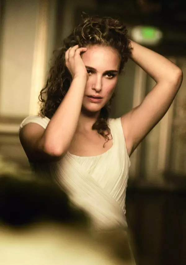 Natalie Portman ji bo Vogue US Çile 2011 ji hêla Peter Lindbergh ve