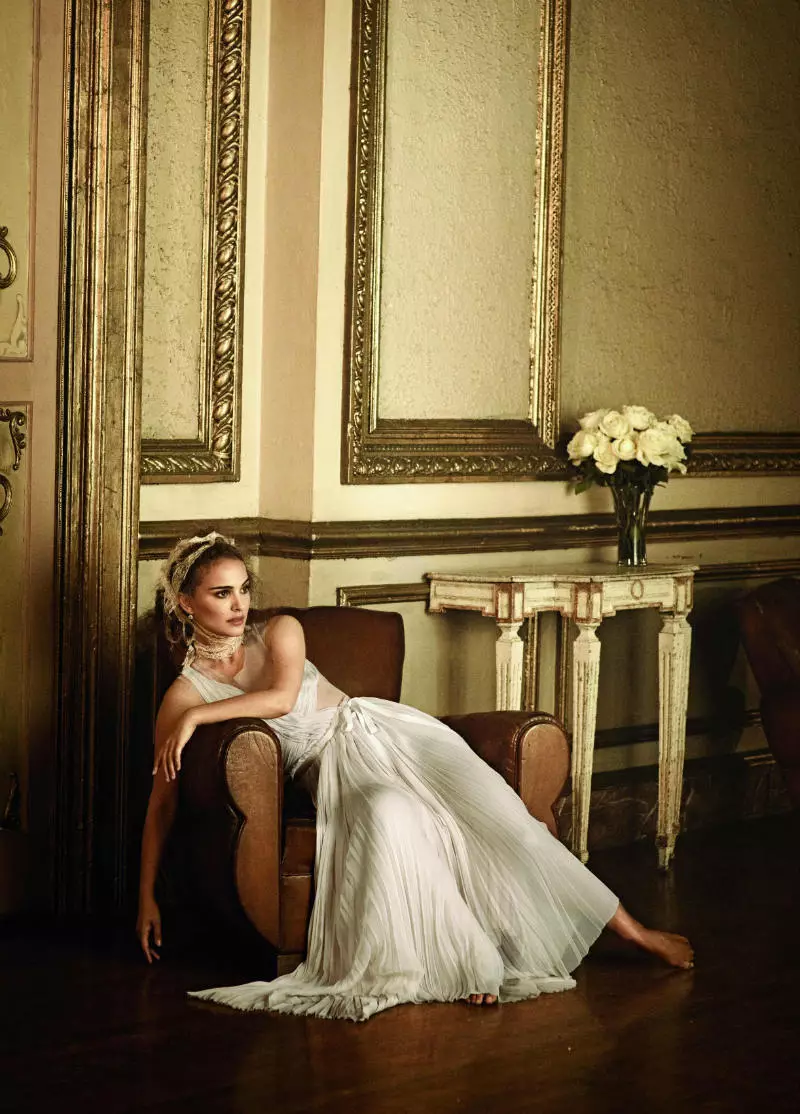 Natalie Portman foar Vogue US jannewaris 2011 troch Peter Lindbergh