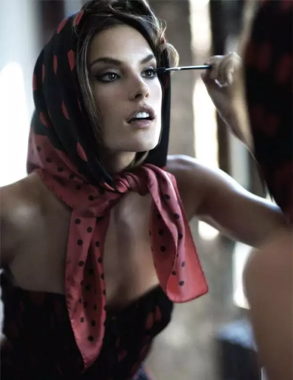 亞歷山德拉·安布羅休 (Alessandra Ambrosio) 為 2010 年 12 月版《Vogue》墨西哥版，作者 Stewart Shining