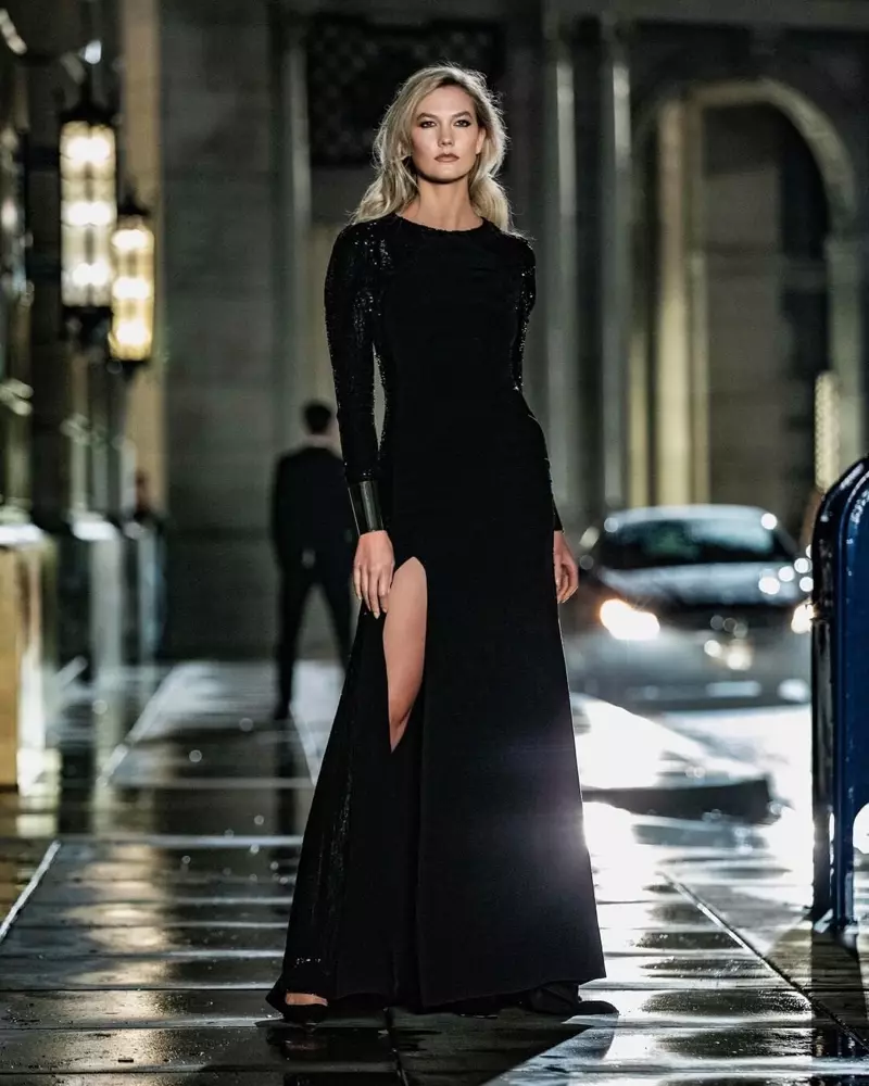 Супермоделот Карли Клос носи црн фустан за промотивните снимки на Carolina Herrera Bad Boy