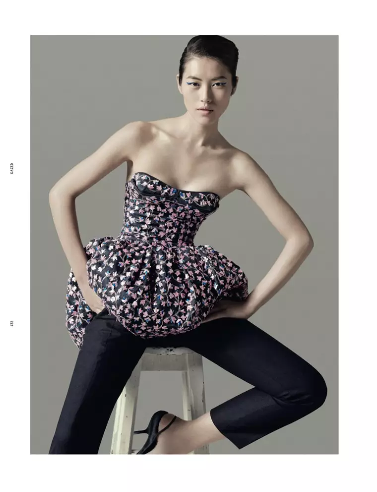 Dazed & Confused's දෙසැම්බර් කලාපය සඳහා Liu Wen දවසෙන් Couture වෙත යයි