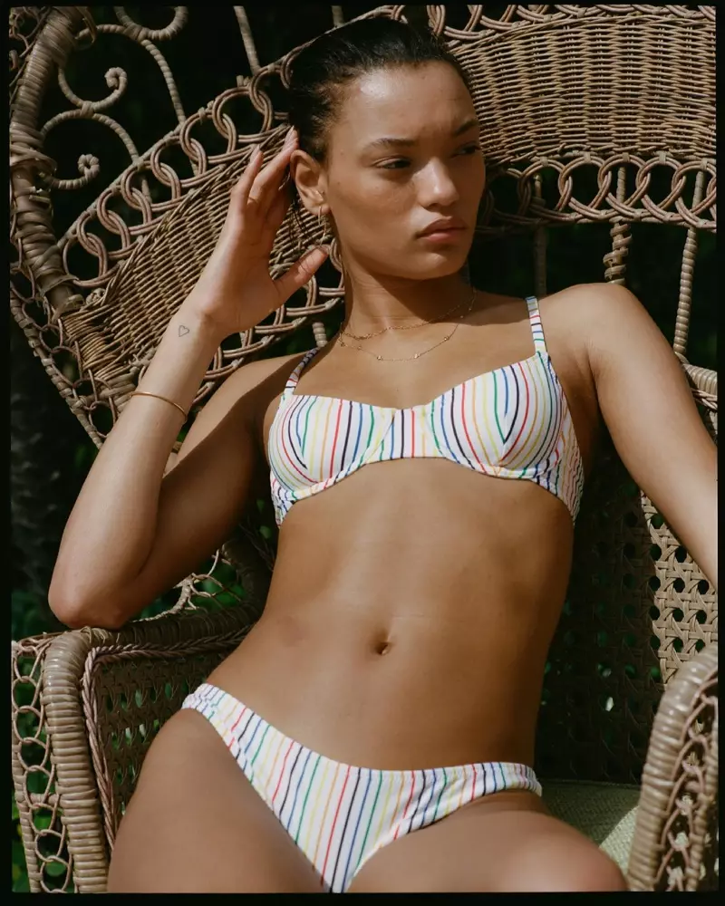 Ang modelong Lameka Fox ay nakasuot ng Solid & Striped The Eva Top and Bottom sa Rainbow Pinstripe.