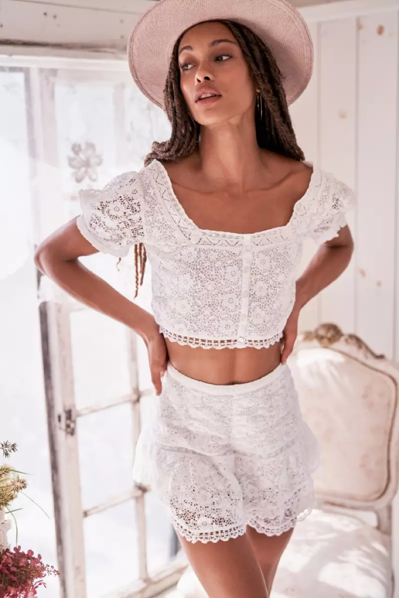 Samile Bermannelli na-eyi lace eyelet na akwụkwọ nlele LoveShackFancy spring 2021.