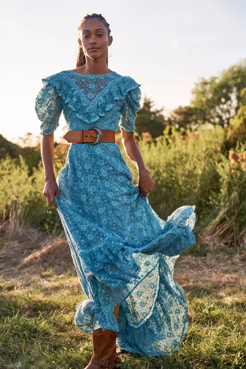 O laina pito maxi o loʻo faʻaalia i le LoveShackFancy's spring 2021 collection.