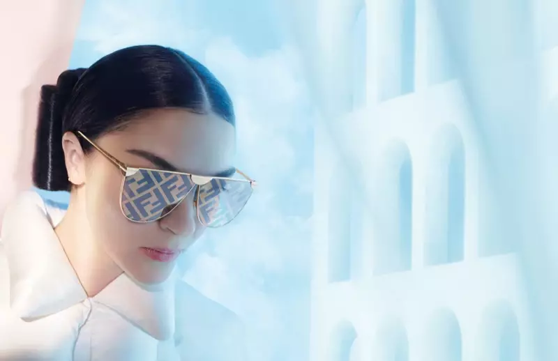 Si Mariacarla Boscono ay nagsusuot ng branded na eyewear sa Fendi spring-summer 2021 campaign.