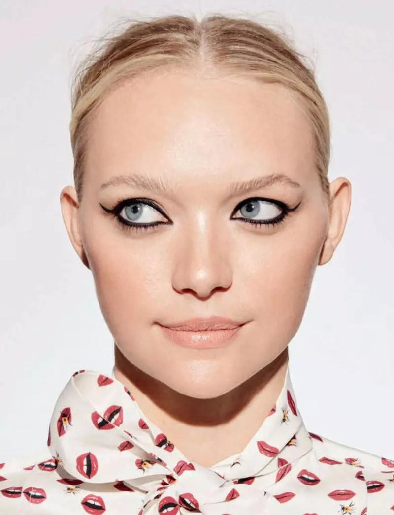 Gemma Ward cəsarətli göz kölgəsi görünüşünü geyinir