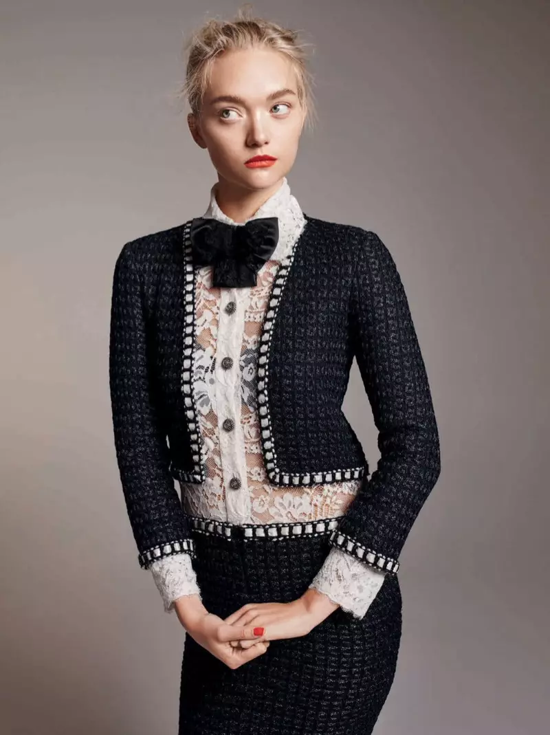 Gemma Ward modella giacca, top e gonna di Chanel