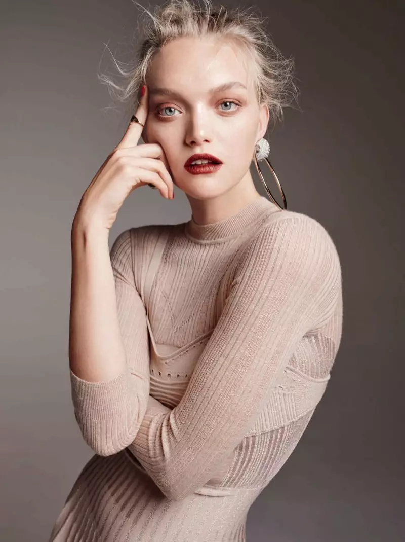 Gemma Ward פּאָוזאַז מיט מוסעד כערסטייל און שטריקן קלייד