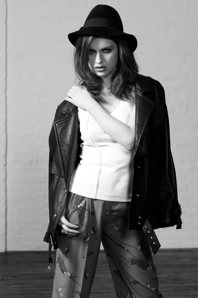 Tali Lennox er Pretty in Black and White til Interview Russia af Eric Guillemain