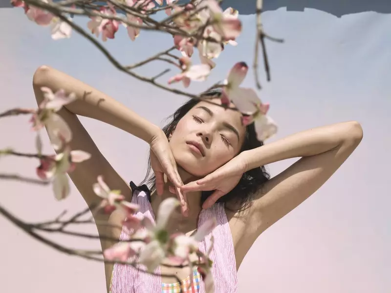 Si Xiao Wen Ju nag-posing uban ang cherry blossoms alang sa La Ligne's summer 2018 campaign