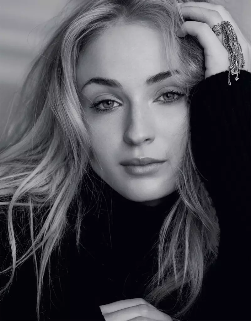 Ha a ntse a atamela, Sophie Turner o roala jesi ea turtleneck ea Louis Vuitton le lesale