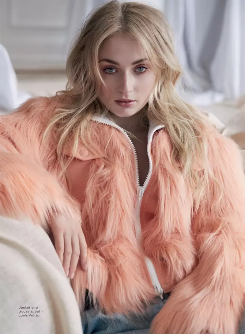 Sophie Turner situr fyrir í Louis Vuitton jakka og buxum