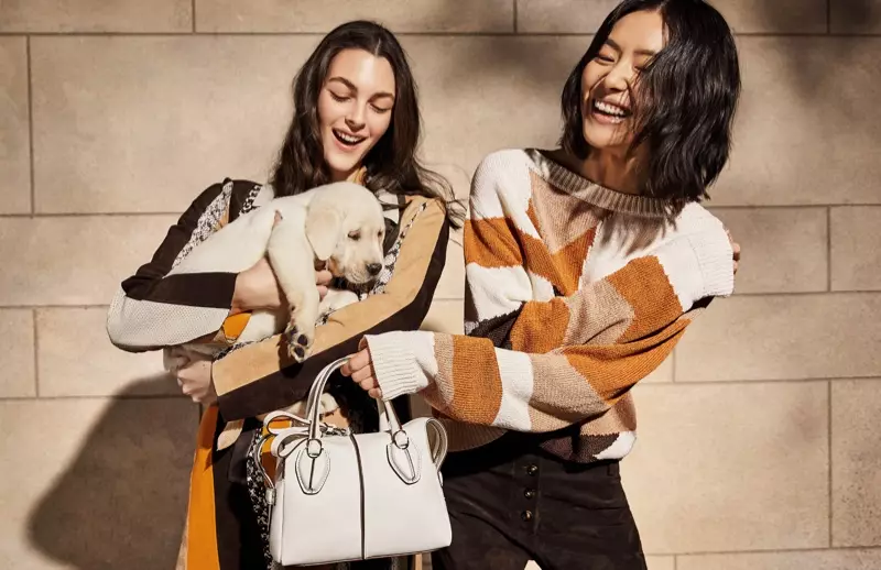 พื้นหลัง: Liu Wen และ Vittoria Ceretti ถ่ายรูปกับสุนัขในกองถ่าย Tod's Spring 2019