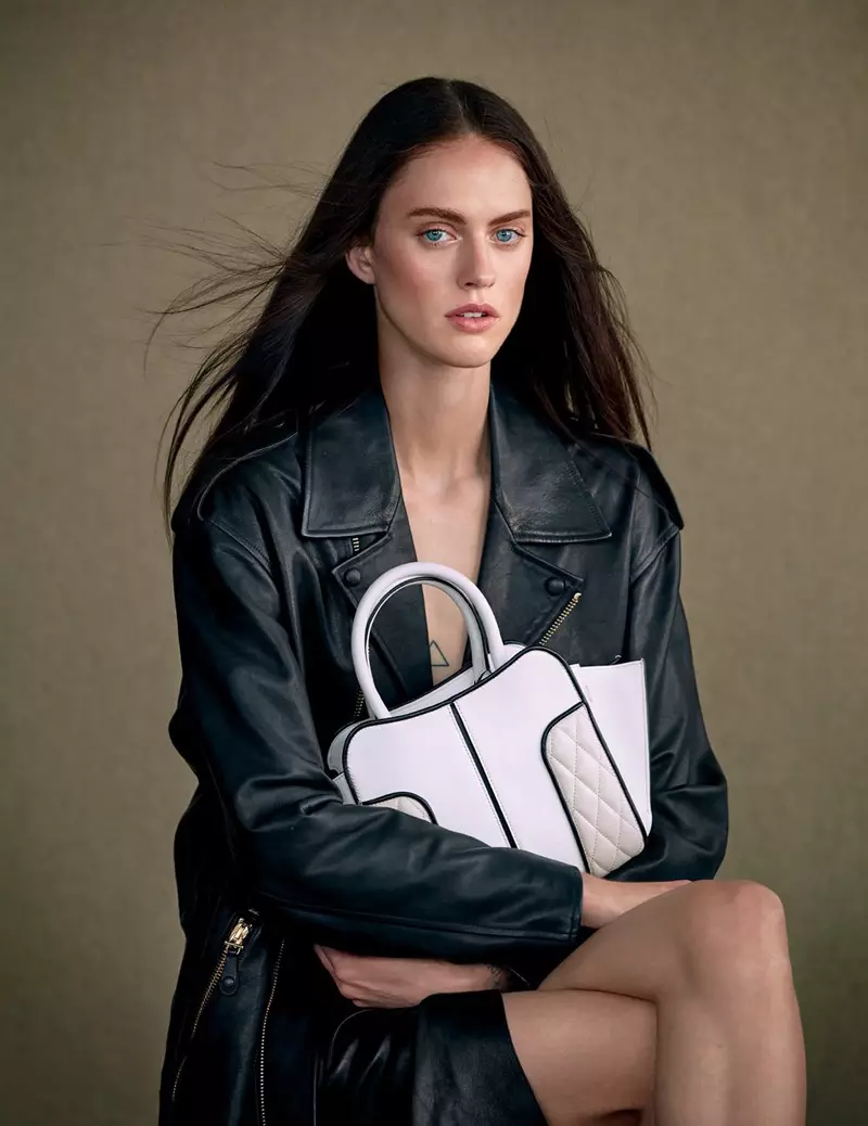 Sarah Brannon poseert in Tod's Fashions voor Harper's Bazaar Korea