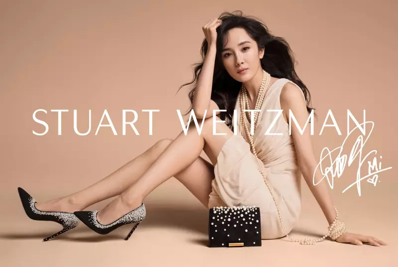 Yang Mi poserar för Stuart Weitzmans vårkampanj 2019