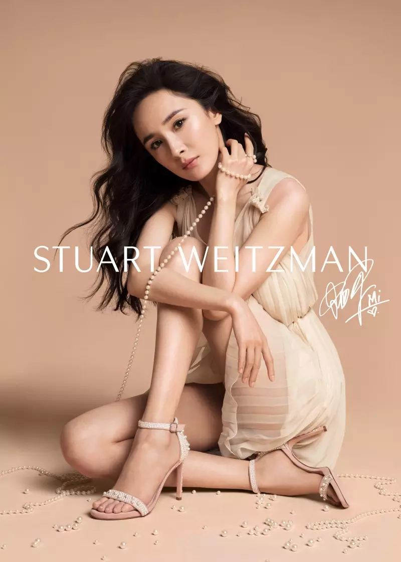 Skådespelerskan Yang Mi spelar huvudrollen i Stuart Weitzmans vårkampanj 2019