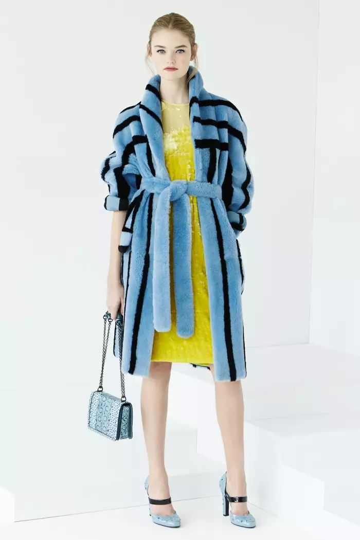 Bottega Veneta Resort 2017: blauer Pelzmantel über gelbem Kleid mit Mini-Handtasche