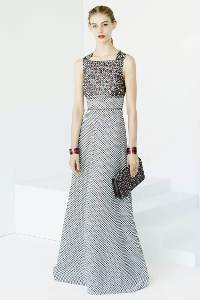 Bottega Veneta Resort 2017: maxi-jurk mei geborduurde bodice en jûnsclutch tas