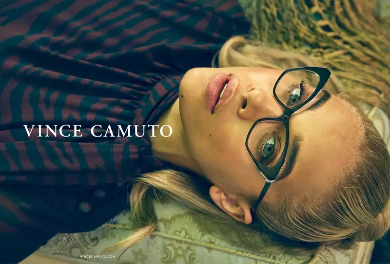 Jasmine Sanders sanye da gilashin ido na cat a cikin Vince Camuto kamfen-hunturu 2019