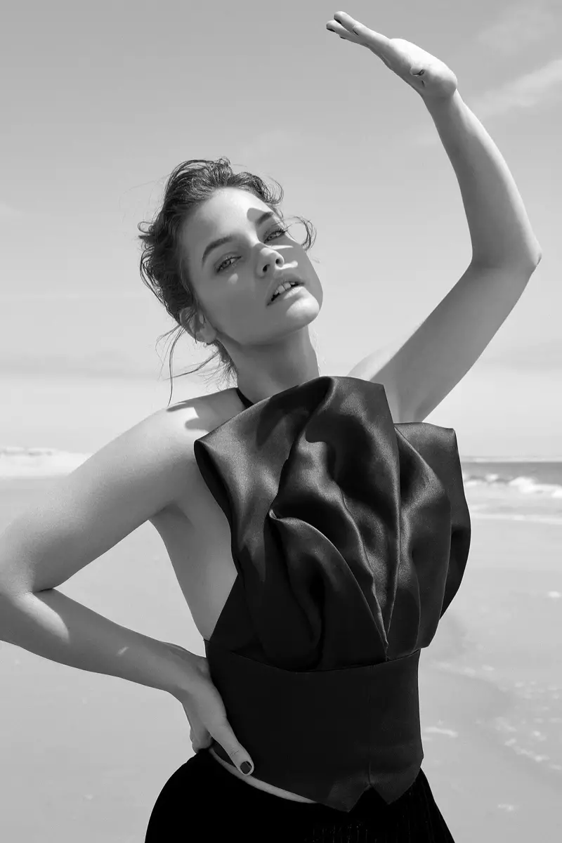 Barbara Palvin ser nydelig ut i Giorgio Armani for Io Donna