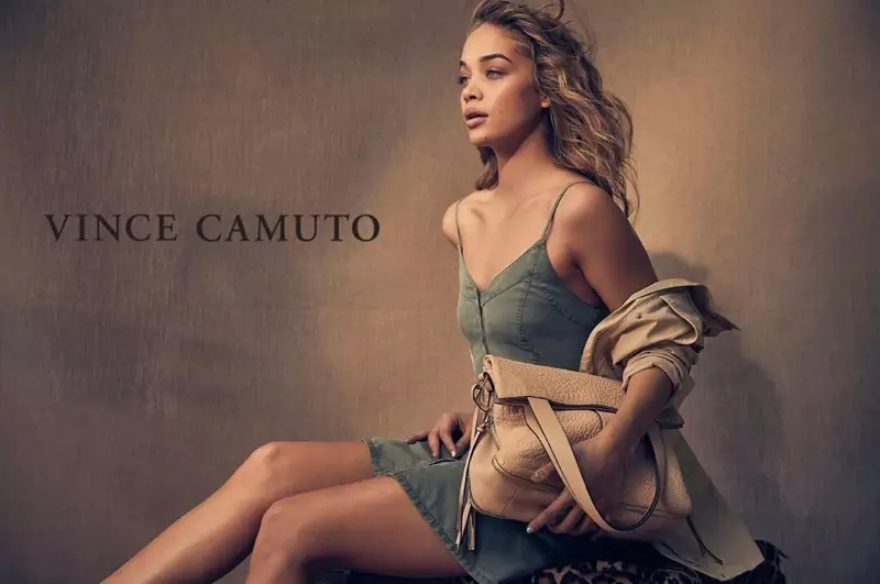 'n Beeld van die Vince Camuto-somer 2019-advertensieveldtog