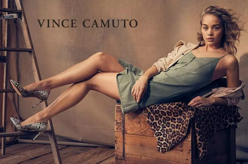 Mae Jasmine Sanders yn gwisgo pympiau yn ymgyrch haf 2019 Vince Camuto