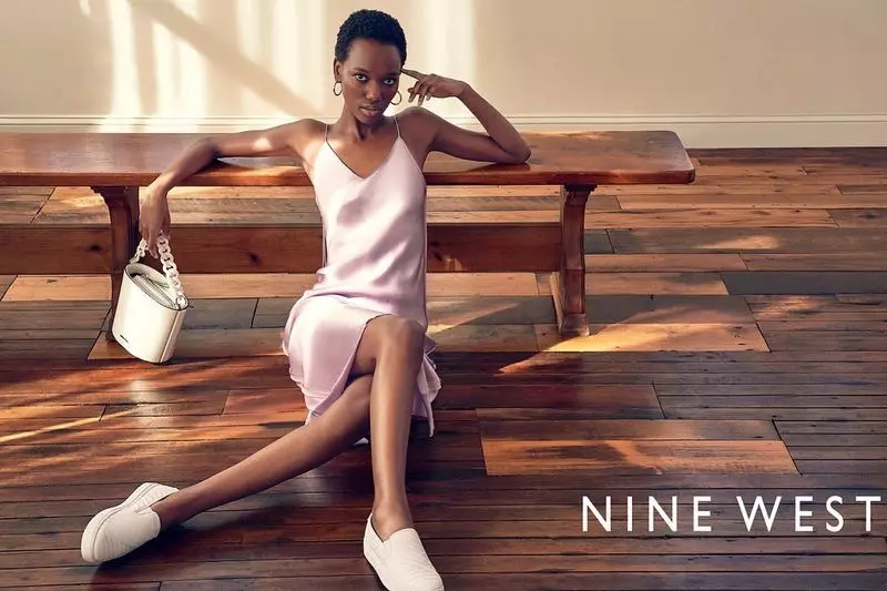 Herieth Paul dia manao sneakers slip-on amin'ny fampielezan-kevitr'i Nine West amin'ny fahavaratra 2019